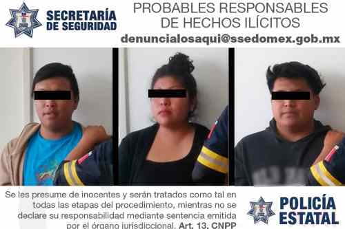 Tras despliegue de búsqueda y persecución, recuperan auto robado en Atlacomulco; hay tres detenidos